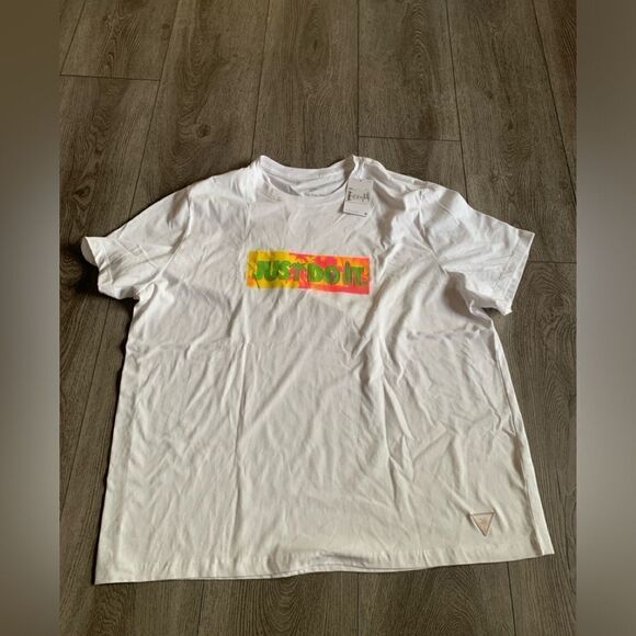 Nike men’s graphic t shirt - Picture 1 of 3